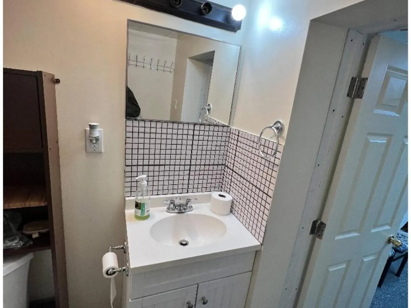 R7 Room Near Airport Mississauga